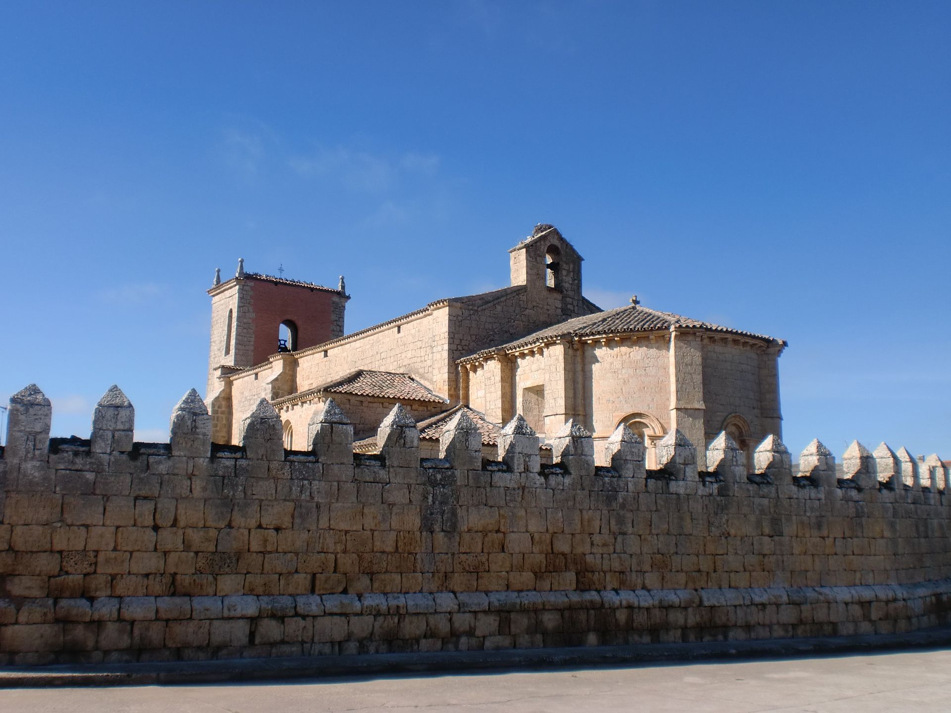 Iglesia románica de San Miguel Arcángel